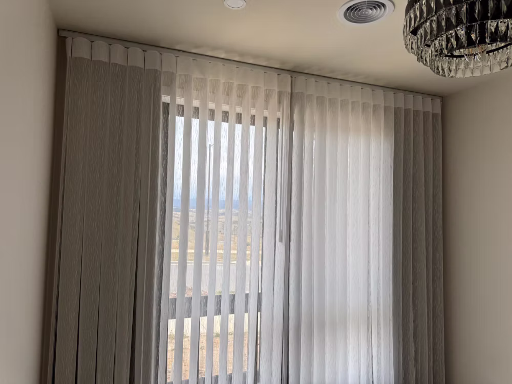 Elegant vertical drapes for contemporary décor