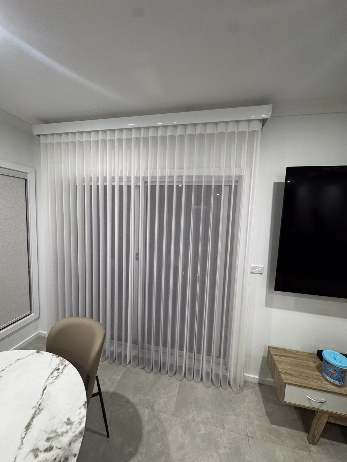 Elegant vertical drapes for large glass panels